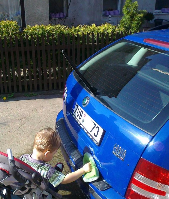 myje auto